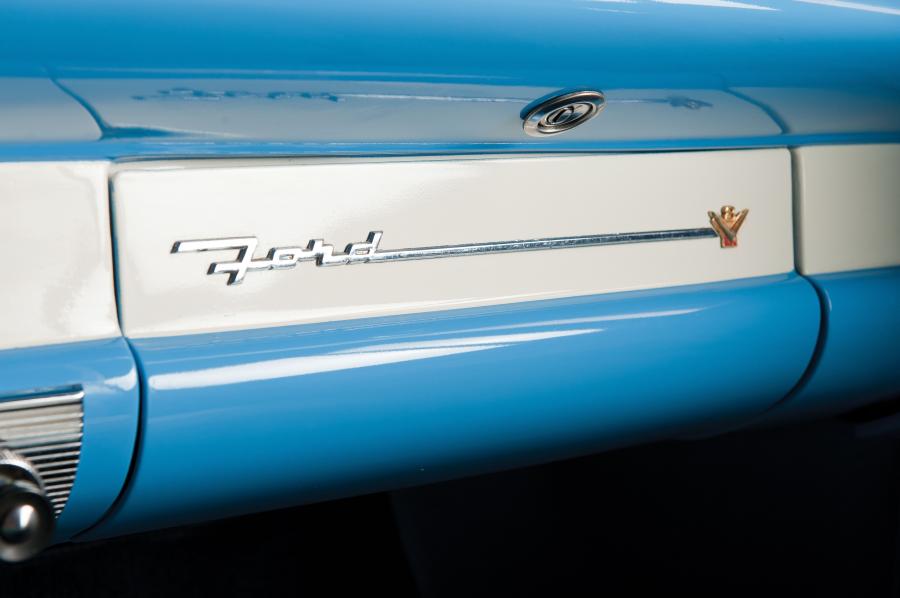  Ford Fairlane Sunliner Convertible White & Blue 1956 года  (фото 33 из 41)